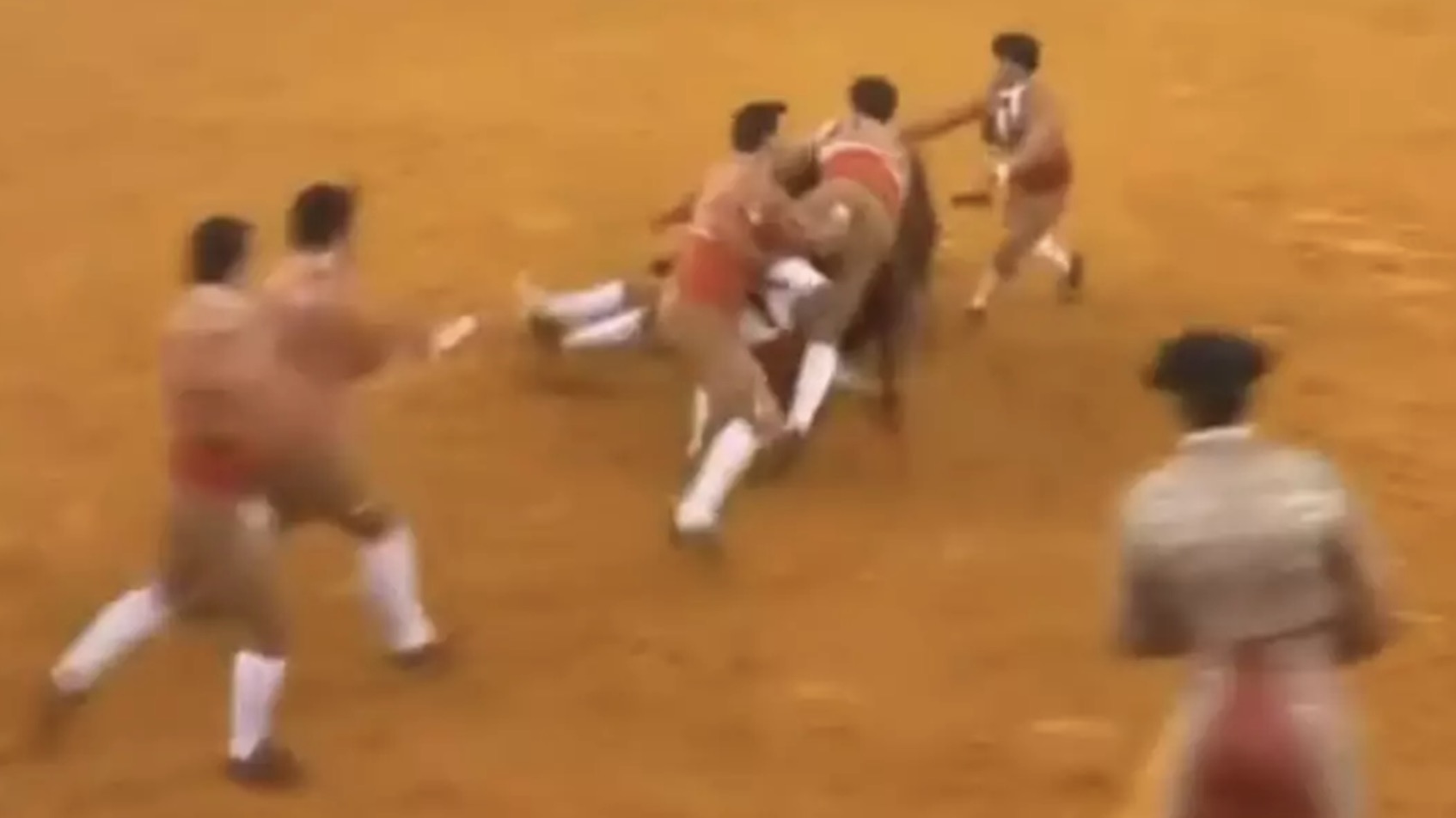 O momento assustador em que toureiro morre após ser levantado e arremessado contra a parede por um touro diante da multidão
