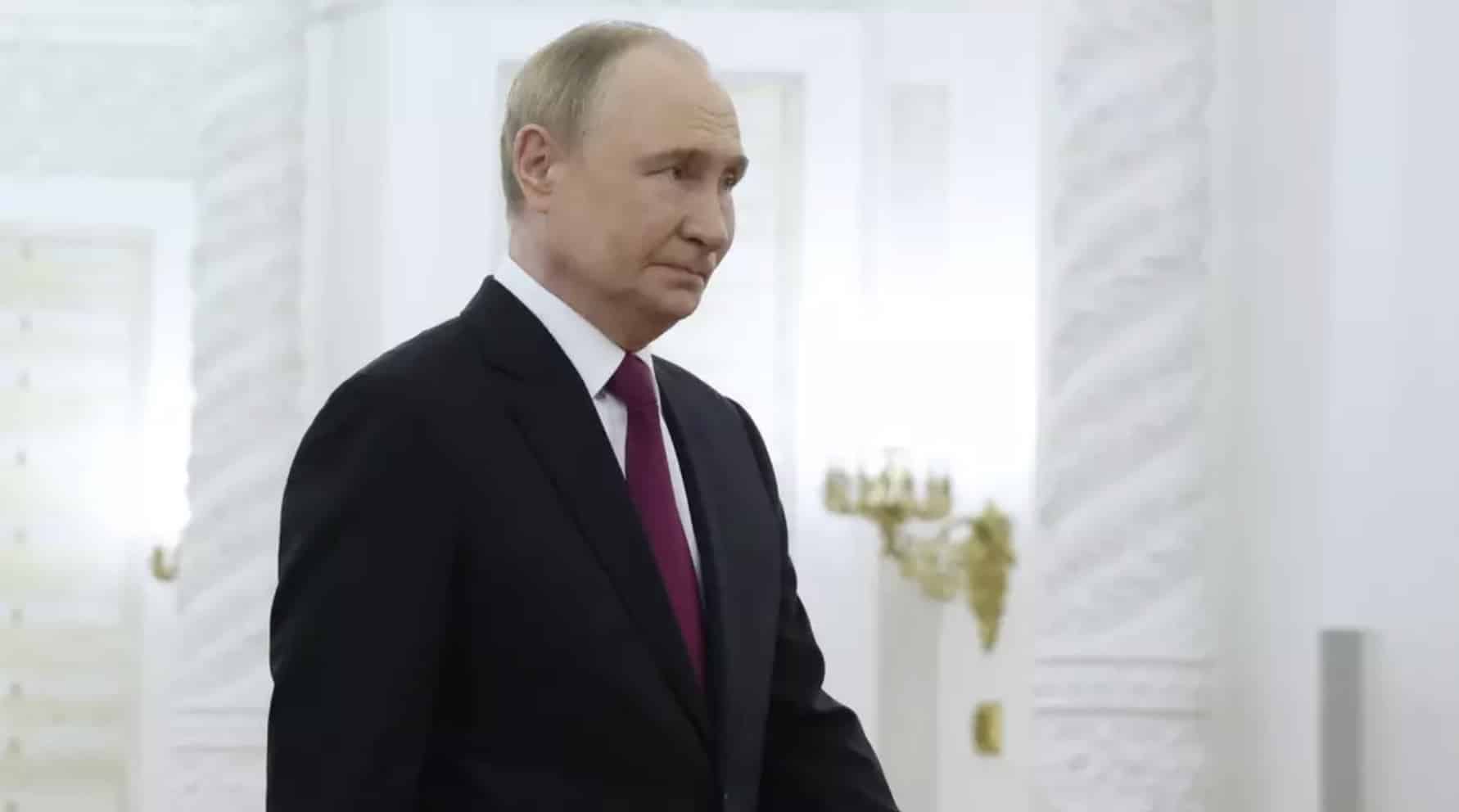 O motivo perturbador pelo qual Putin caminhará com um braço ao lado do corpo ao se encontrar com Trump