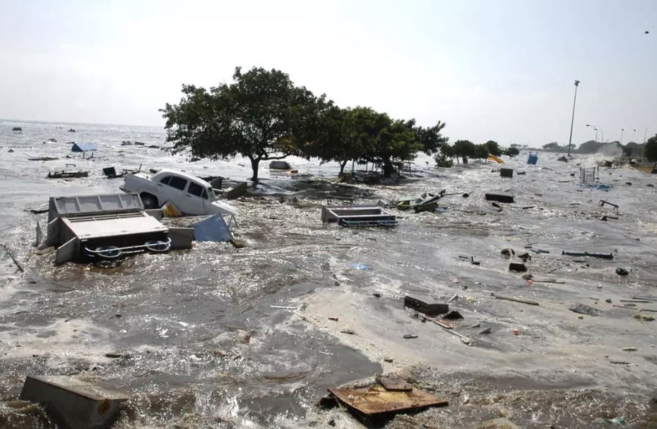 'Filmagem inédita' do tsunami mortal que matou 220.000 pessoas mostram o momento do impacto antes da imensa devastação O tsunami foi um dos piores da história