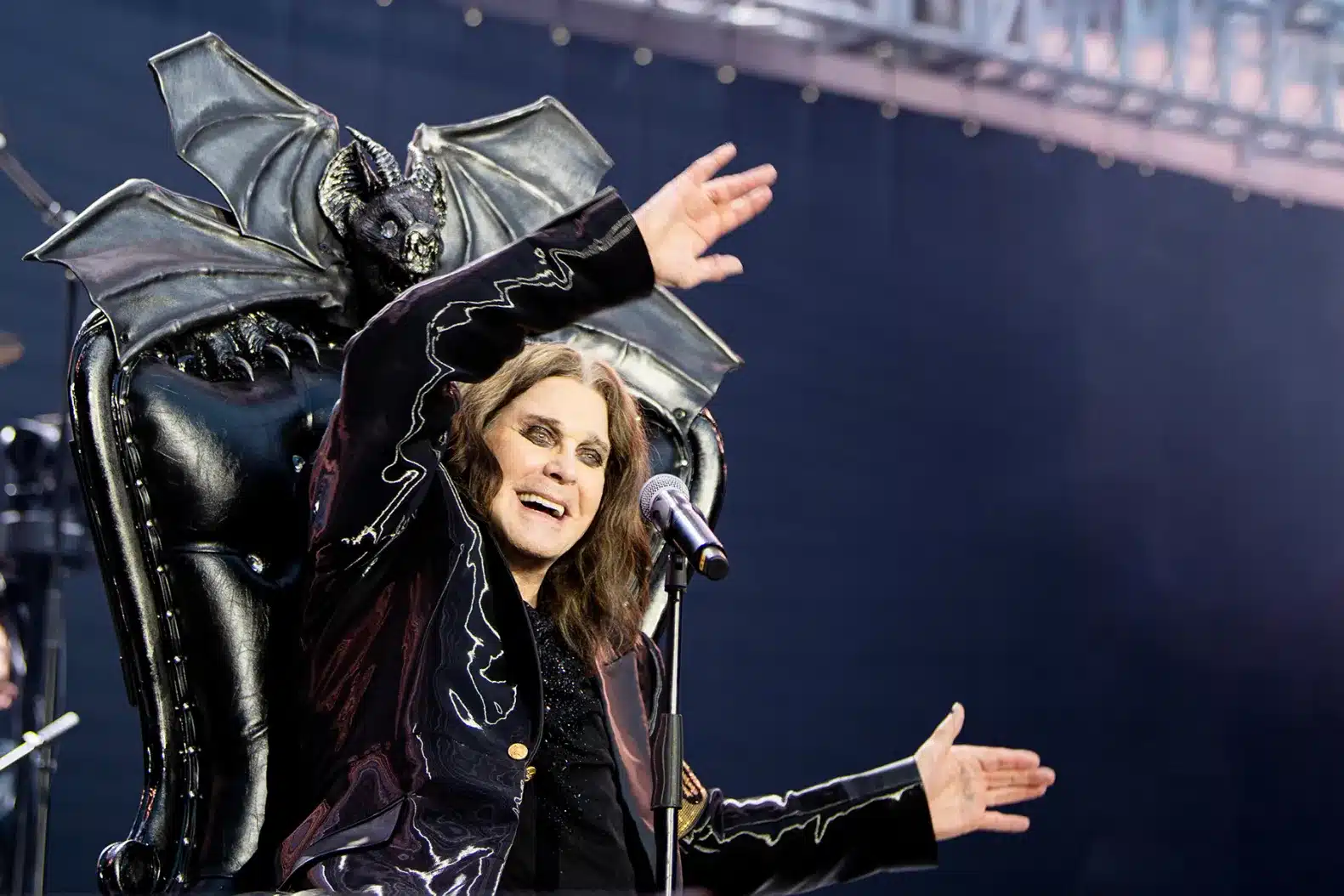 Ozzy Osbourne "sabia que estava morrendo" durante o último show do Black Sabbath Ozzy Osbourne "sabia que estava morrendo" durante o último show do Black Sabbath