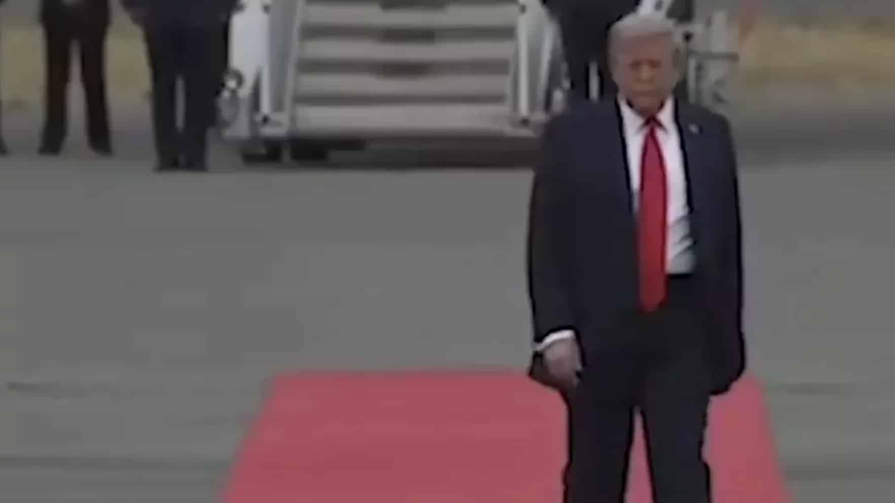 Pessoas acham que descobriram o motivo assombroso de Trump estar andando em zigue-zague estranho Pessoas acham que descobriram o motivo assombroso de Trump estar andando em zigue-zague estranho