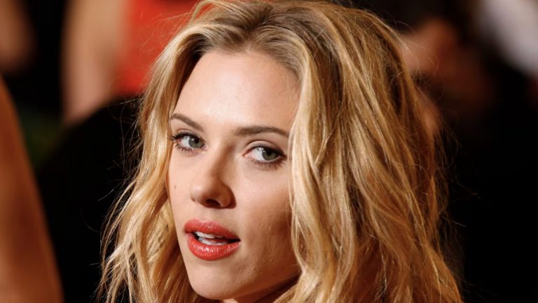 Pessoas acham que filme de Scarlett Johansson lançado em 2013 "previu exatamente" o ano de 2025