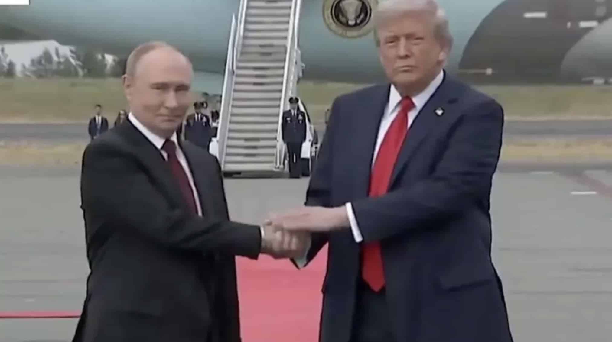 Pessoas ficam chocadas com o aperto de mão “puxado” de Trump com Putin e acham que sabem quem demonstrou "dominância" Pessoas ficam chocadas com o aperto de mão “puxado” de Trump com Putin e acham que sabem quem demonstrou "dominância"