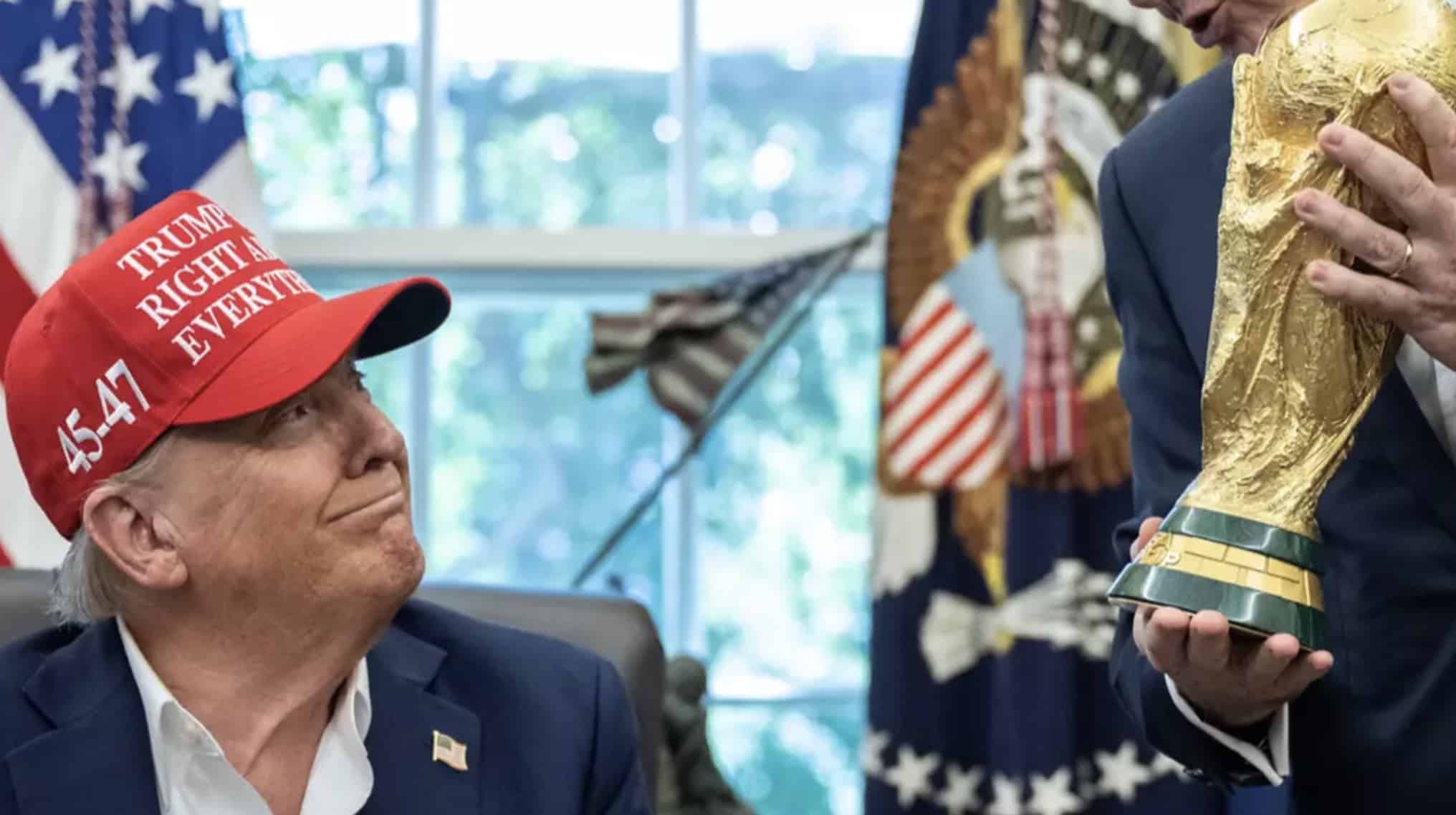 Pessoas ficam profundamente preocupadas com a saúde de Trump após nova foto revelar a "quantidade de base" em sua mão Pessoas ficam profundamente preocupadas com a saúde de Trump após nova foto revelar a "quantidade de base" em sua mão