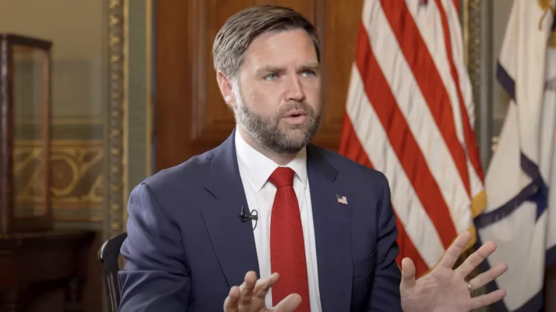 Pessoas ficam seriamente preocupadas com a resposta "estranha" de vice-presidente ao dar atualização sobre a saúde de Trump Pessoas ficam seriamente preocupadas com a resposta "estranha" de vice-presidente ao dar atualização sobre a saúde de Trump