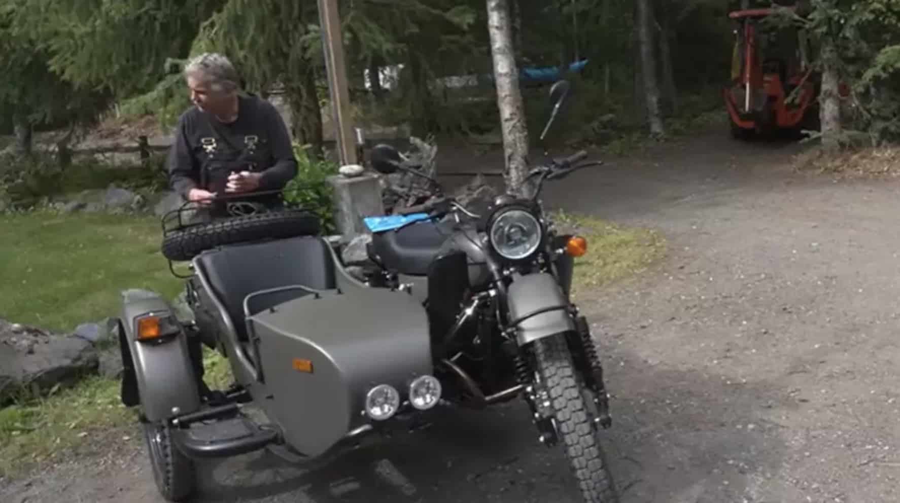Putin presenteia homem do Alasca com uma motocicleta de US$ 22.000 e ele não faz ideia do motivo Putin presenteia homem do Alasca com uma motocicleta de US$ 22.000 e ele não faz ideia do motivo