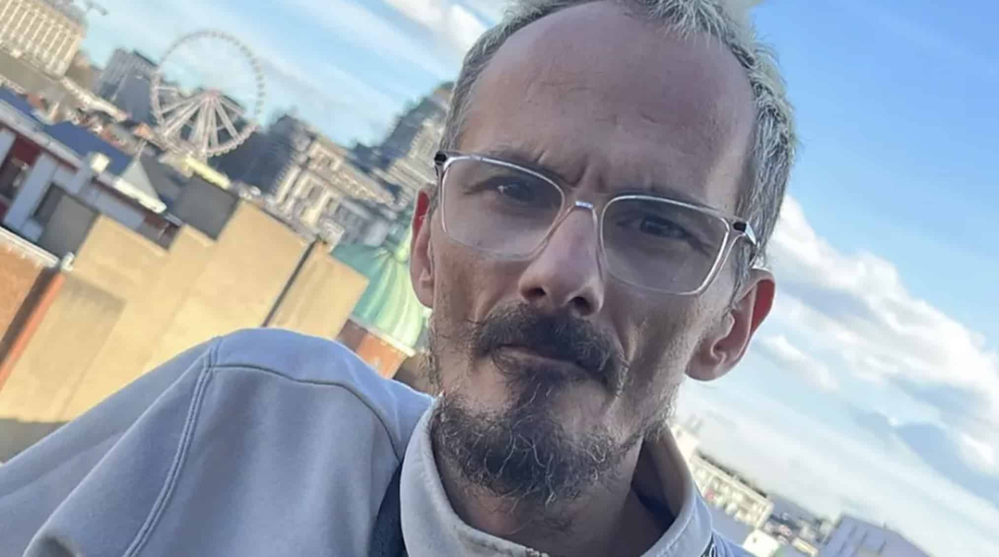 Streamer de 46 anos morre enquanto dormia durante transmissão após anos de suposta "tortura" e "humilhação" ao vivo