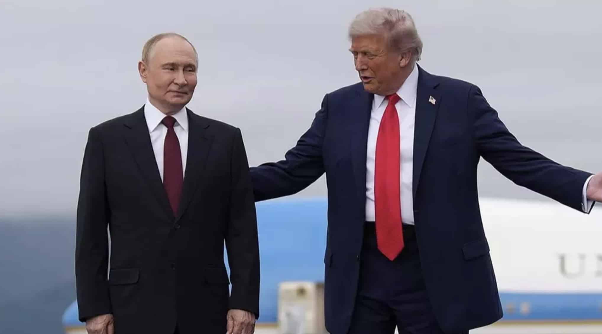 Trump faz "jogada de poder" chocante e sobrevoa bombardeiros nucleares sobre a cabeça de Putin durante encontro Trump faz "jogada de poder" chocante e sobrevoa bombardeiros nucleares sobre a cabeça de Putin durante encontro