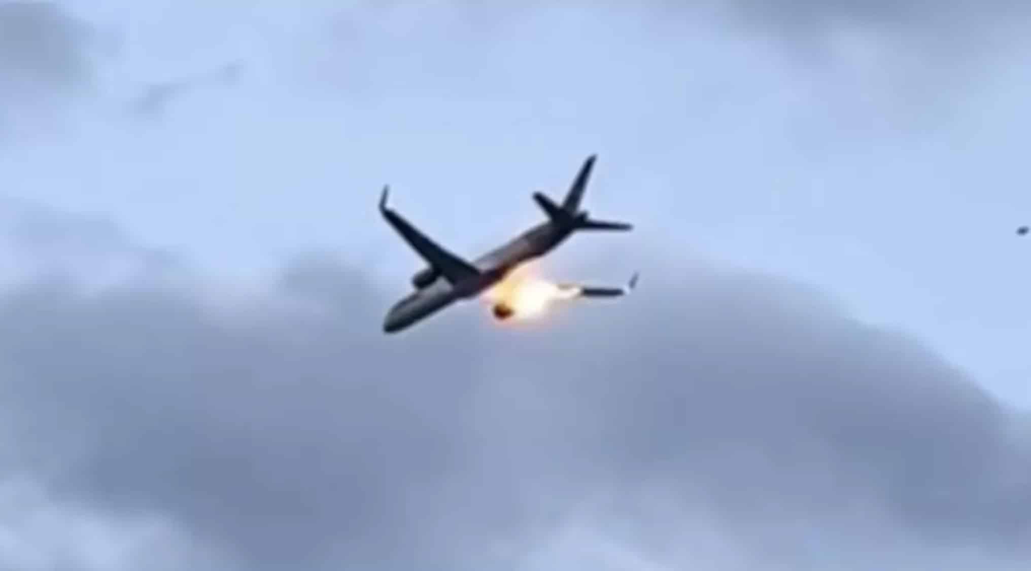 Vídeo assustador mostra chamas saindo do motor de um avião enquanto passageiros relatam ter enviado "mensagens de adeus" Vídeo assustador mostra chamas saindo do motor de um avião enquanto passageiros relatam ter enviado "mensagens de adeus"