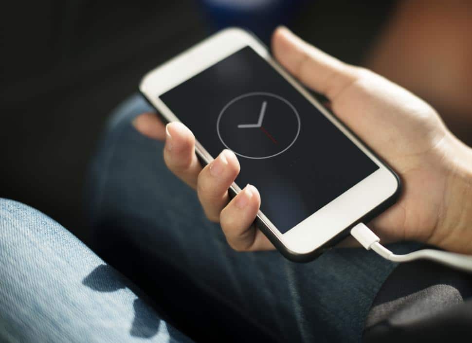 o erro ao carregar o celular que reduz a vida útil da bateria