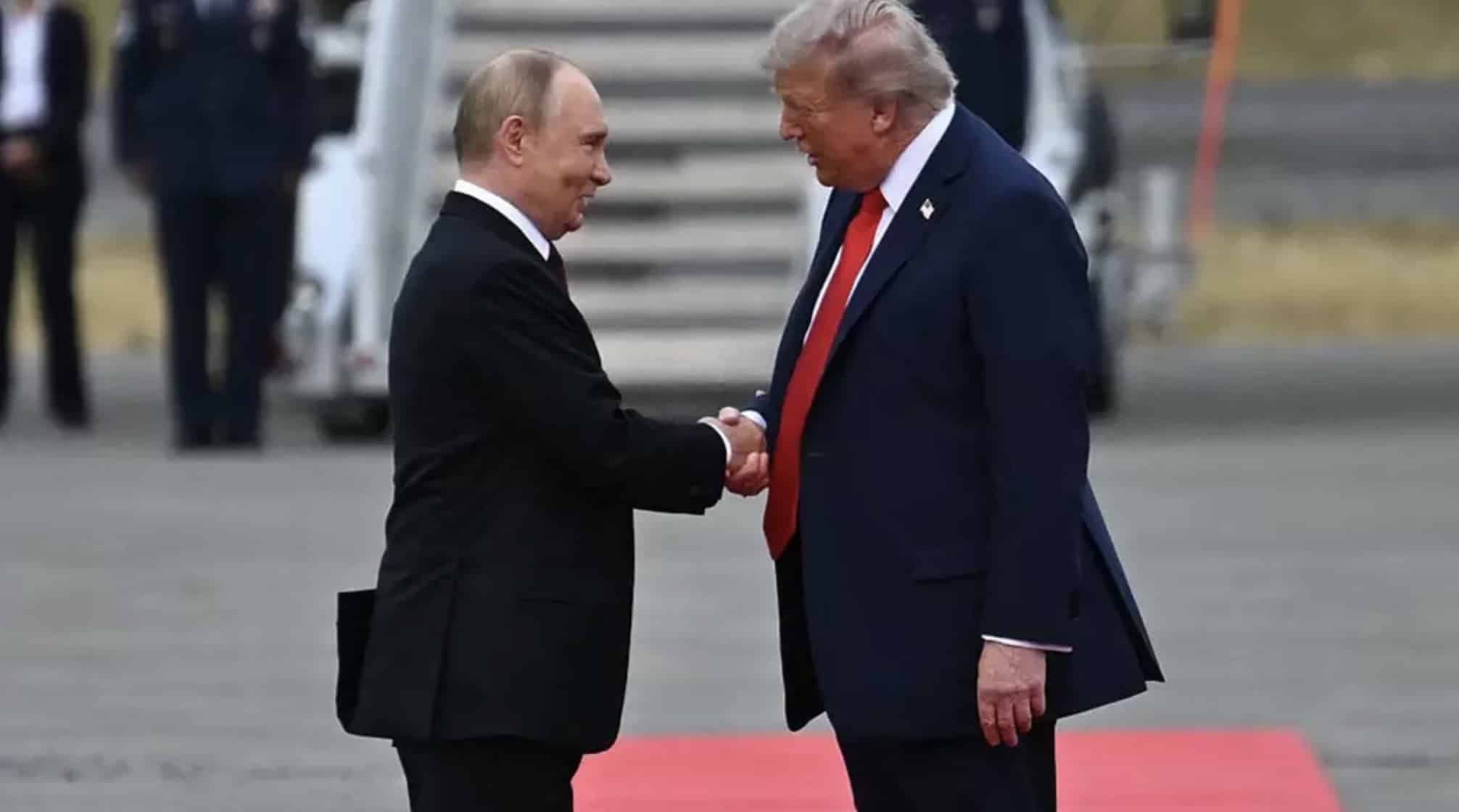 xEspecialista em linguagem corporal analisa "sinal sutil" de Trump durante aperto de mão "puxado" com Putin