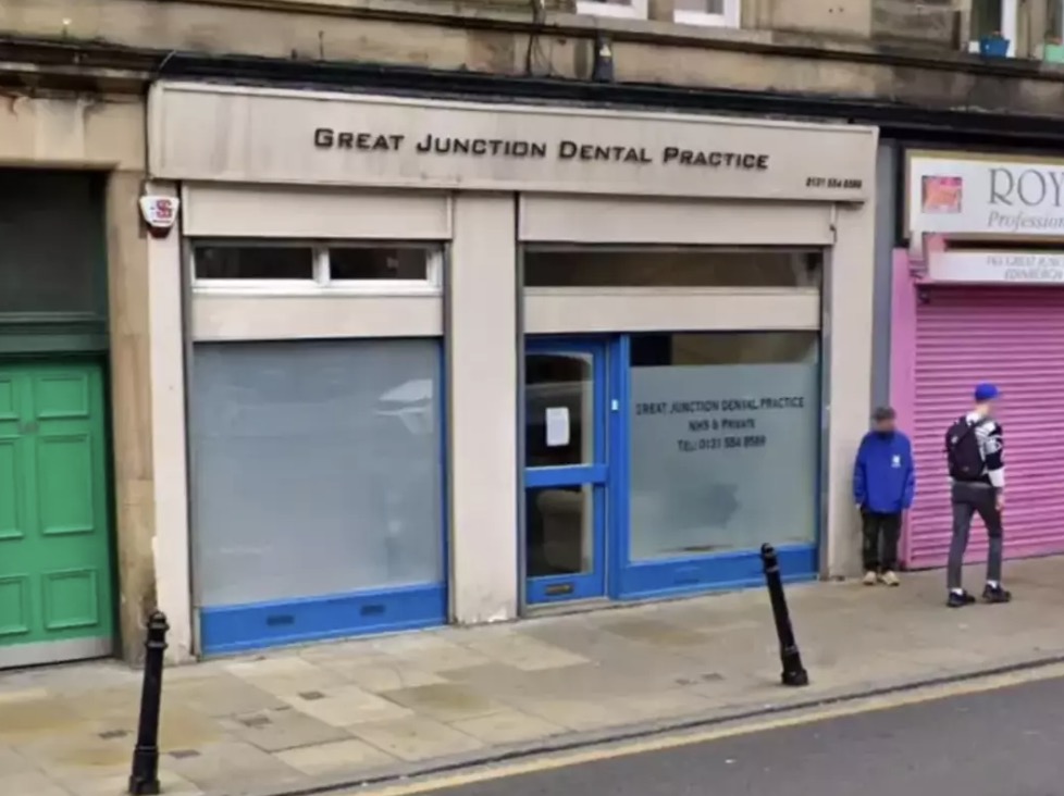 Auxiliar de dentista recebe indenização de $ 31.000 após colega supostamente "revirar os olhos para ela" A conduta no local de trabalho ocorreu na Great Junction Dental Practice, na Escócia (Google Maps)