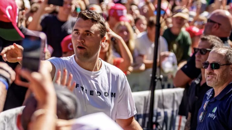 A verdade por trás da pessoa "fazendo sinais com as mãos" atrás de Charlie Kirk