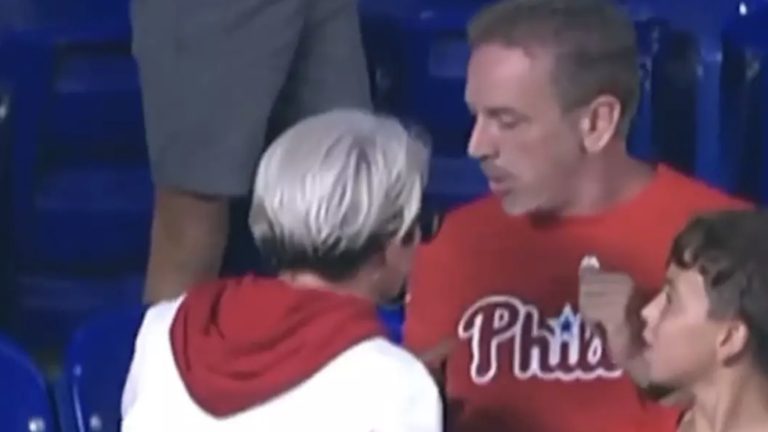 A vida de uma mulher está "prestes a mudar" após vídeo mostrar ela "roubando" de uma criança em jogo de beisebol