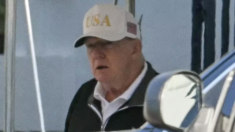 Algumas pessoas têm uma teoria bizarra sobre "dublê" de Trump ao ser fotografado pela primeira vez em dias