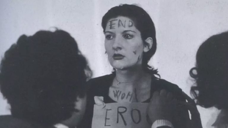 Artista que estava "pronta para morrer" após permitir que espectadores fizessem qualquer coisa com ela fará rituais sexuais no palco em breve