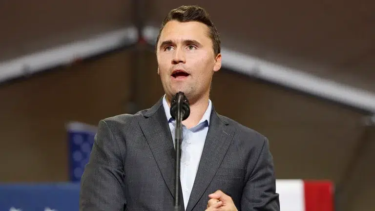 Charlie Kirk, famoso ativista conservador dos EUA, é baleado no pescoço em evento
