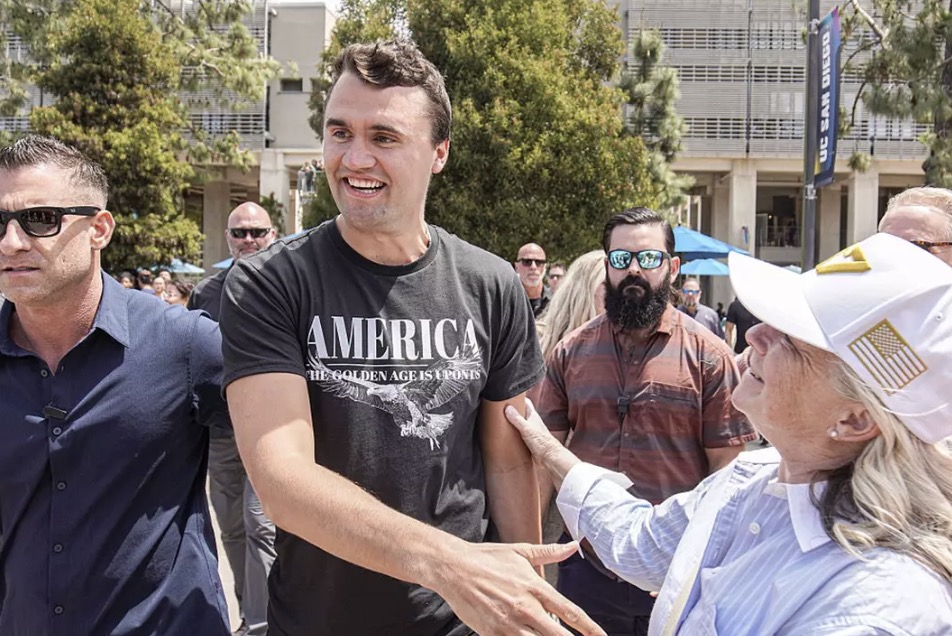 Charlie Kirk foi assassinado enquanto falava sobre crimes com armas em uma universidade de Utah