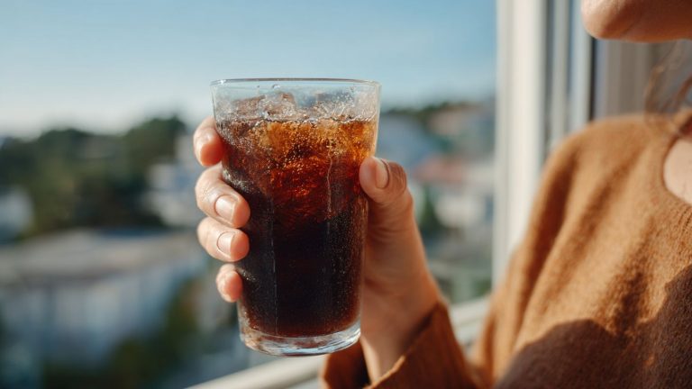 Cientistas afirmam que beber um refrigerante pode reduzir sua expectativa de vida exatamente por este tempo