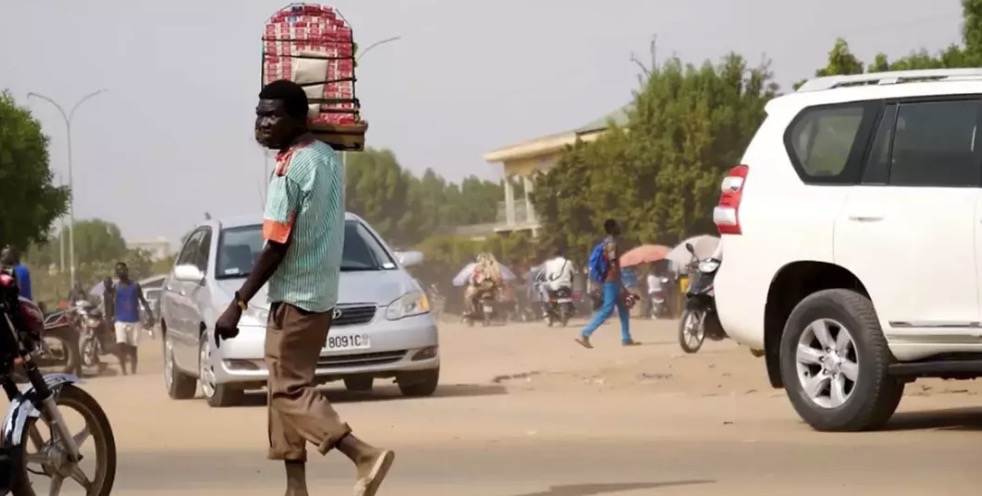Homem que visitou todos os 197 países revelou o lugar mais assustador que já visitou Ele parecia se meter em encrenca constantemente enquanto estava em N’Djamena (YouTube/Drew Binsky)