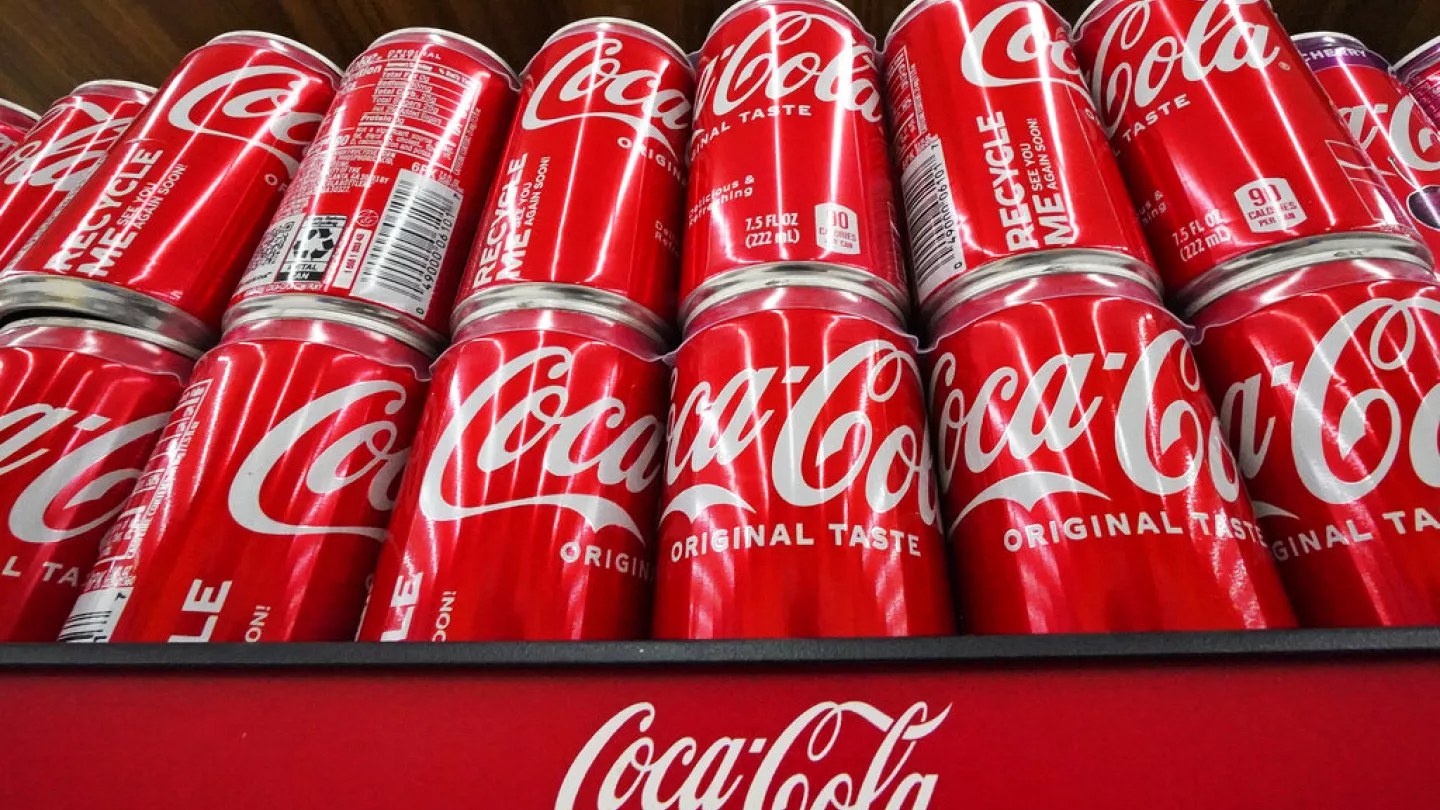 Especialista revela mensagem escondida no logotipo da Coca-Cola que as pessoas nunca percebem Especialista revela mensagem escondida no logotipo da Coca-Cola que as pessoas nunca percebem