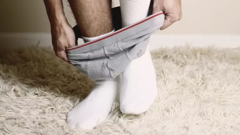 Especialistas revelam 7 razões pelas quais você não deve dormir de roupa íntima para não correr riscos à saúde