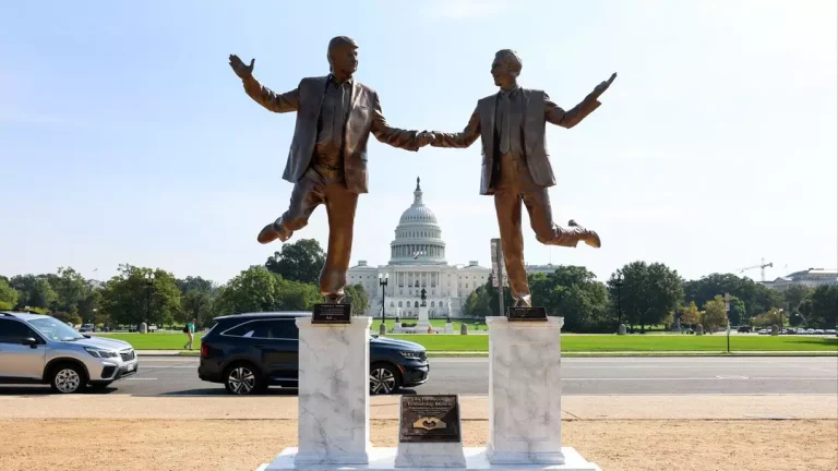 Estátua de Donald Trump e Jeffrey Epstein de mãos dadas aparece misteriosamente em marco da capital dos EUA