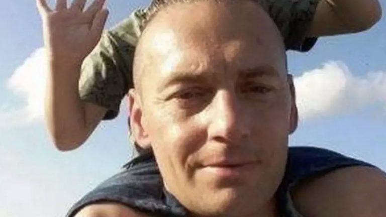 Família compartilha declaração trágica após pai desmaiar e morrer no próprio funeral do filho