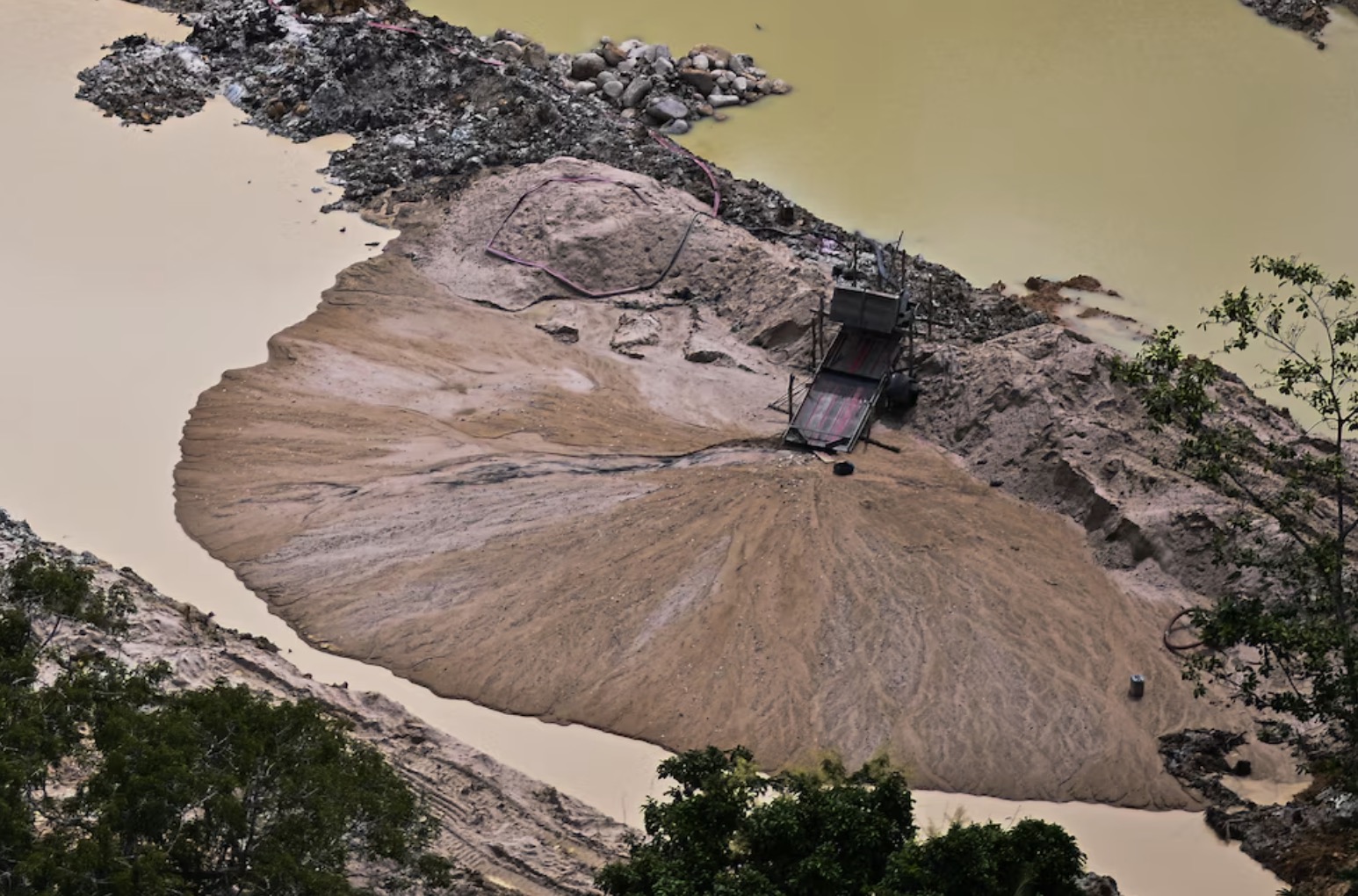 Fotografia aérea de uma área de mineração na Amazônia brasileira