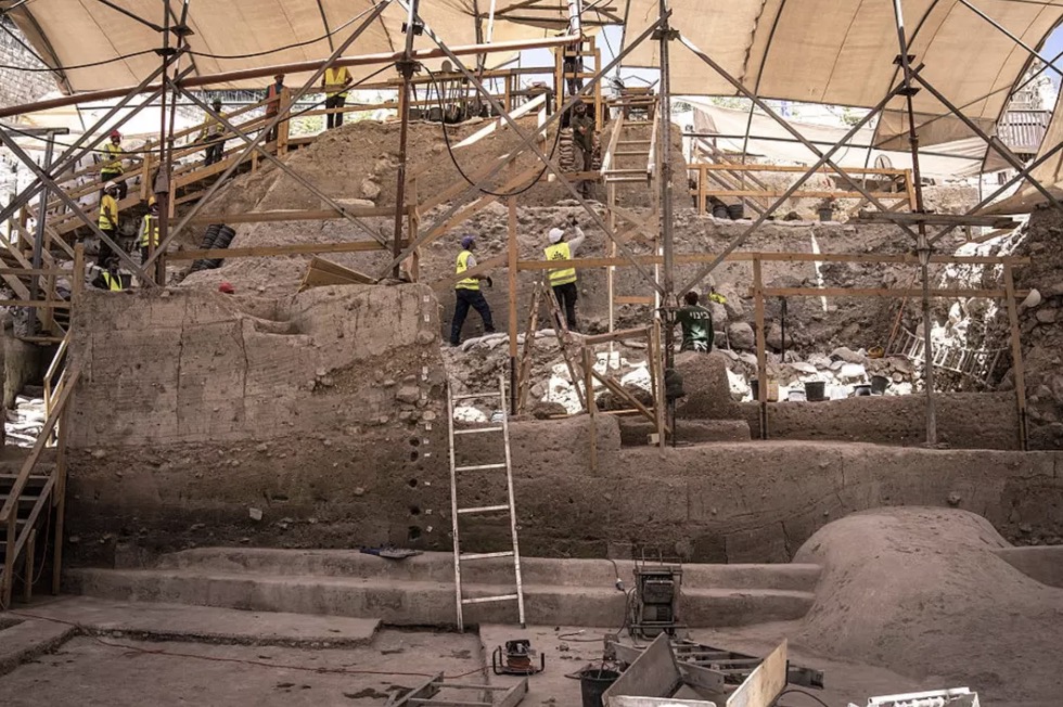 Funcionários da Autoridade de Antiguidades de Israel escavam uma represa recém-descoberta no Parque Nacional da Cidade de Davi, em Jerusalém, em 26 de agosto de 2025
