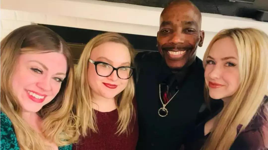 Homem com três esposas explica o que acontece na “sala boom boom”