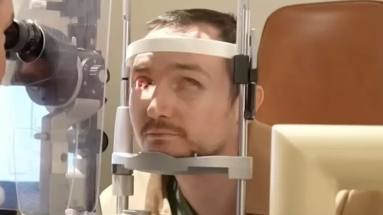 Homem que consegue enxergar através de seu dente após ficar cego por duas décadas fala sobre a experiência