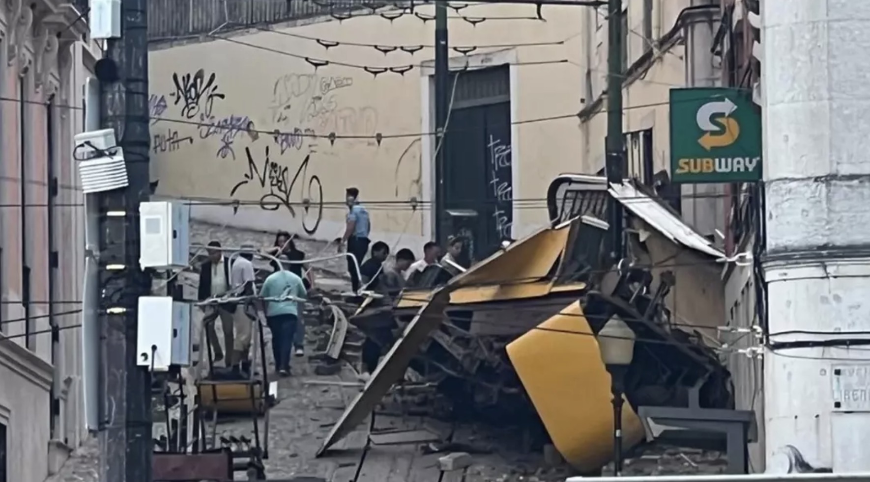 Imagens de horror mostram pessoas gritando "tem crianças lá embaixo" após acidente de bonde em Lisboa que deixou 15 mortos e 23 feridos