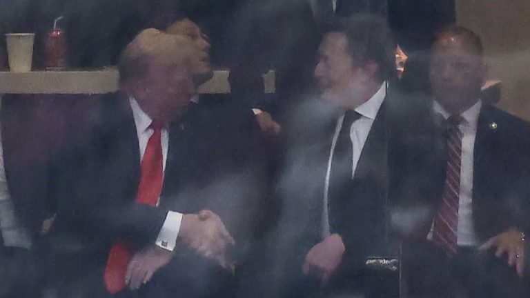 Leitor labial "revela" o que Trump realmente disse a Elon Musk no funeral de Charlie Kirk