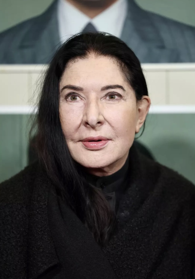 Artista que estava “pronta para morrer” após permitir que espectadores fizessem qualquer coisa com ela fará rituais sexuais no palco em breve