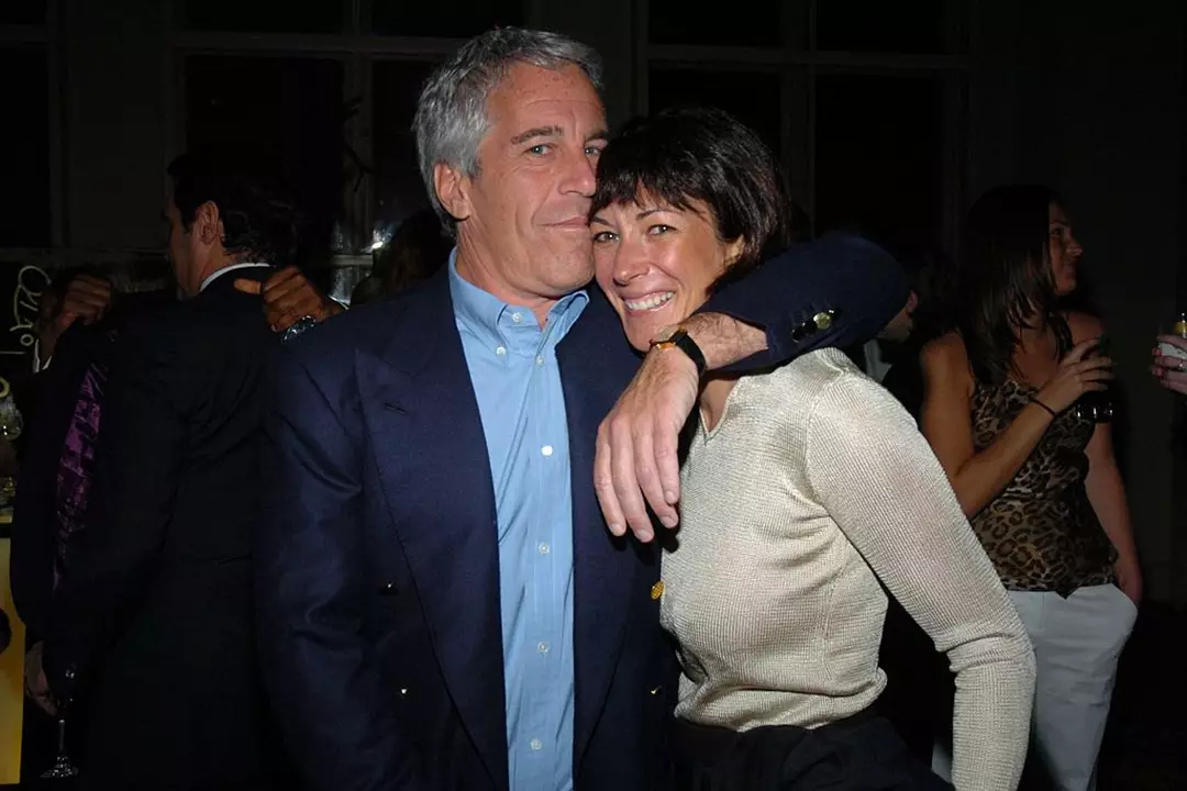 Elon Musk quebra o silêncio após ser citado nos arquivos de Epstein e faz uma grande declaração sobre o que realmente aconteceu Maxwell cumpre atualmente uma longa pena de prisão por seu papel no tráfico sexual de menores para Epstein