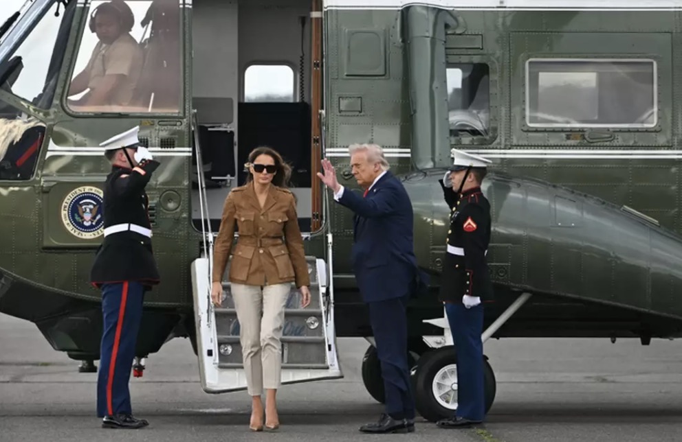 Melania Trump e o marido do lado de fora do helicóptero Marine One