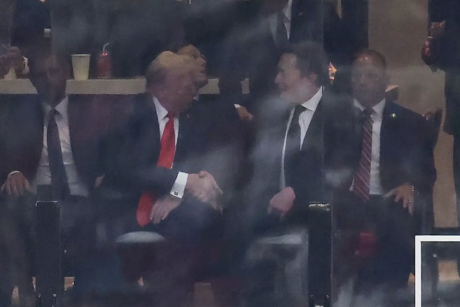 Leitor labial "revela" o que Trump realmente disse a Elon Musk no funeral de Charlie Kirk Musk e Trump apertaram as mãos quando se encontraram no funeral de Charlie Kirk