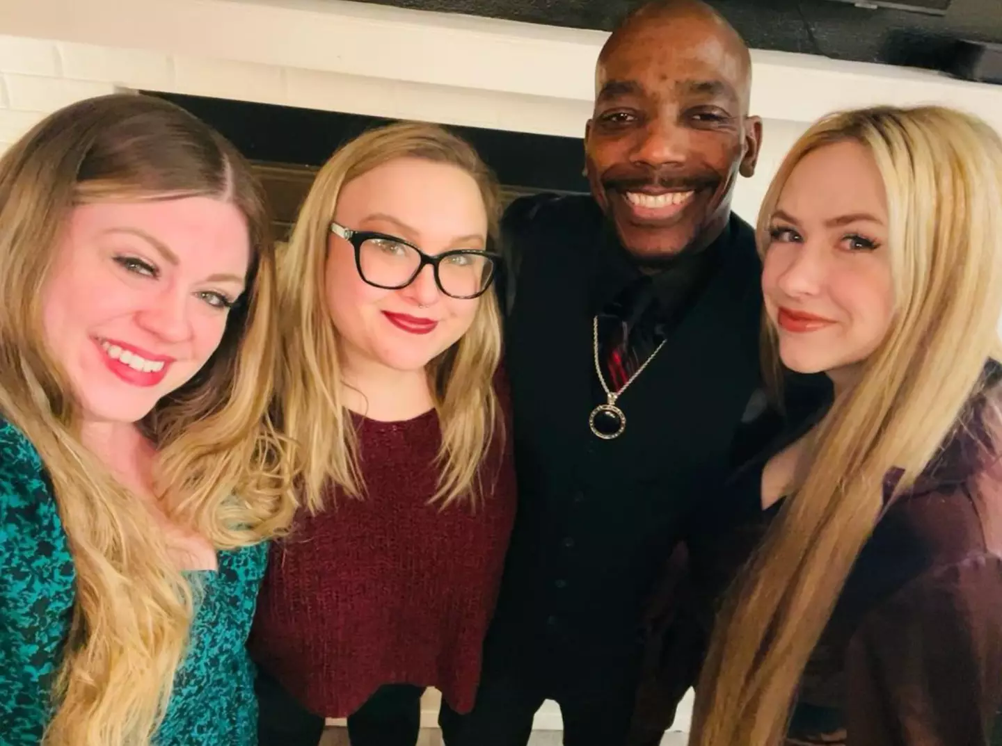 Homem com três esposas explica o que acontece na “sala boom boom”