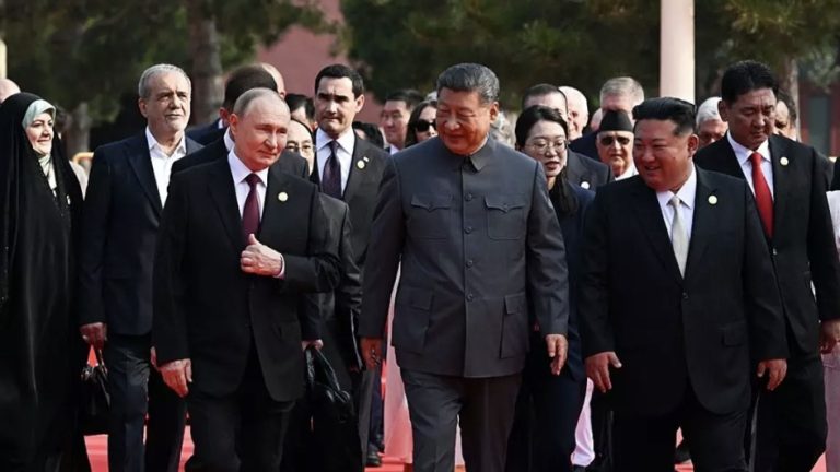 O trio foi visto lado a lado no desfile histórico da China
