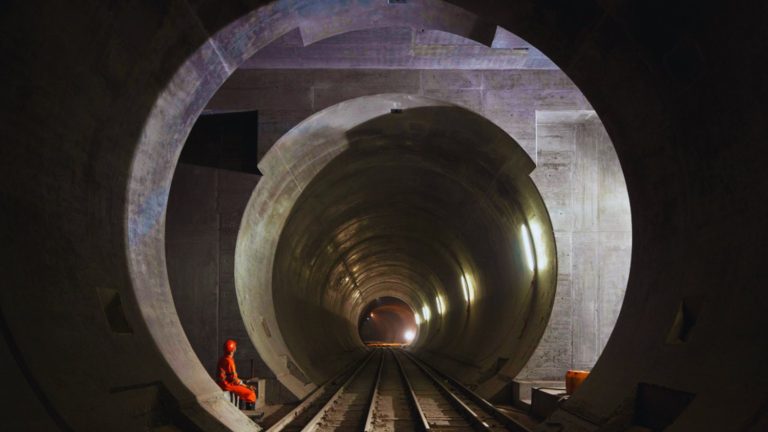 O túnel mais longo e profundo do mundo
