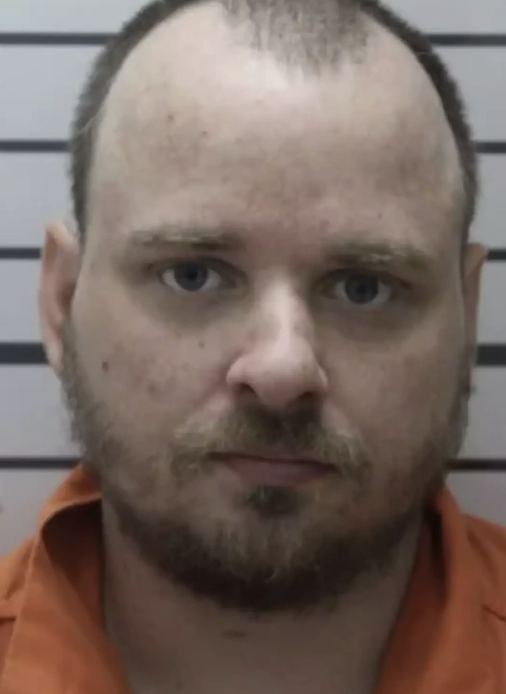Padrasto Dustin Walker está enfrentando acusações criminais (Escritório do Xerife do Condado de Muskogee)