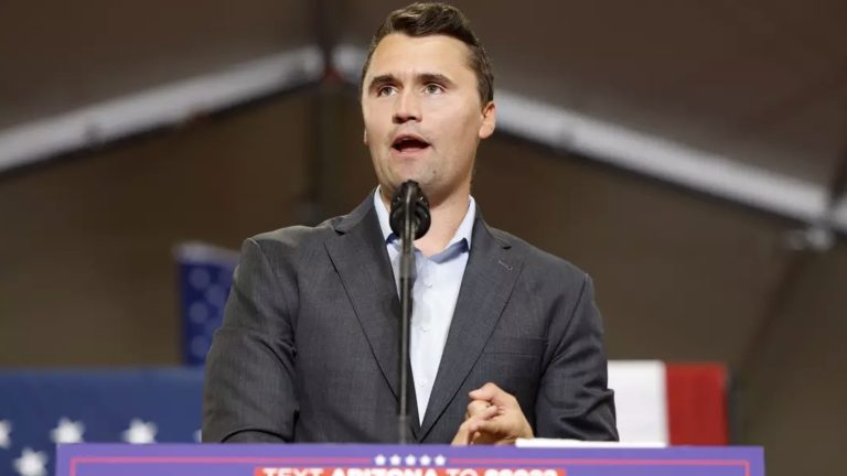 Pessoas estão sendo demitidas por supostamente comemorarem a morte de Charlie Kirk em campanha da direita