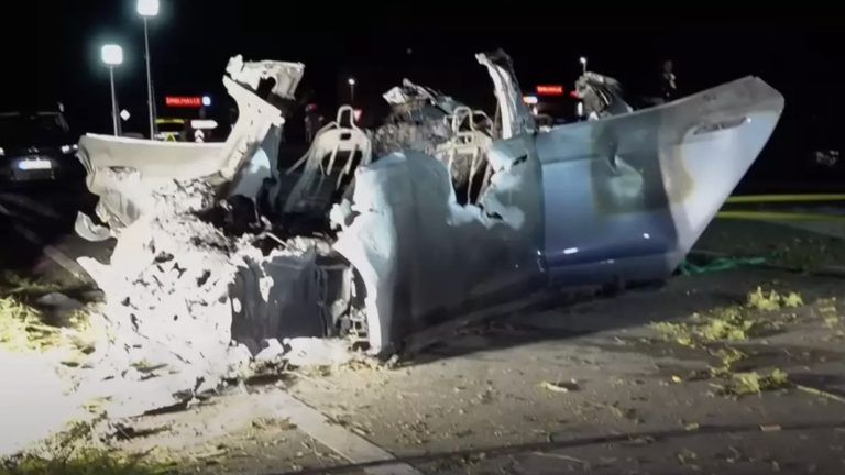 Polícia afirma que motorista de um Tesla e dois filhos foram queimados vivos após os socorristas não conseguirem abrir as portas eletrônicas
