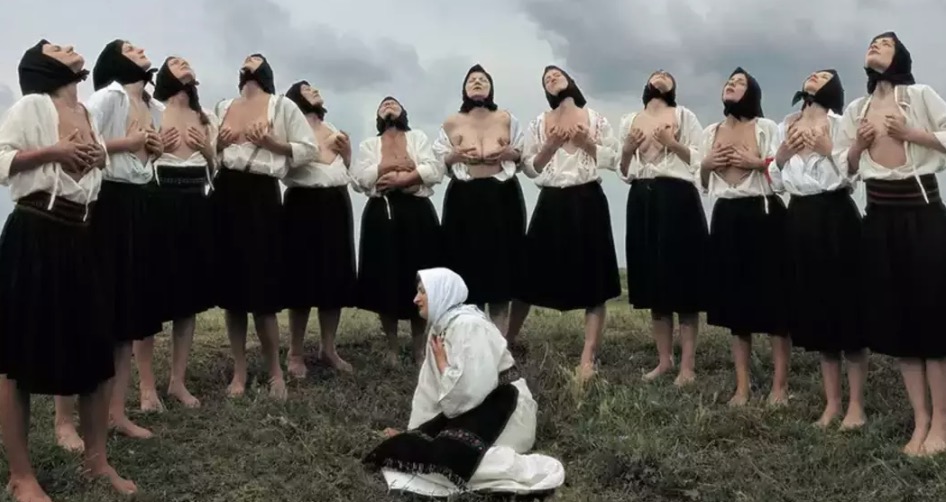 Artista que estava “pronta para morrer” após permitir que espectadores fizessem qualquer coisa com ela fará rituais sexuais no palco em breve