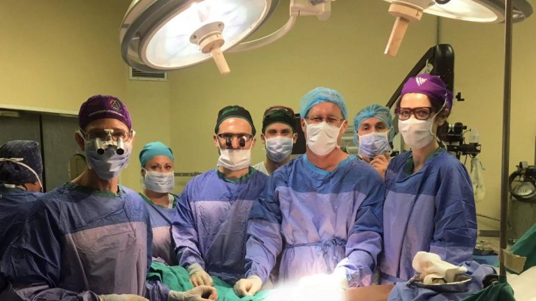 Um homem recebeu um transplante de pênis e se tornou pai 6 meses depois