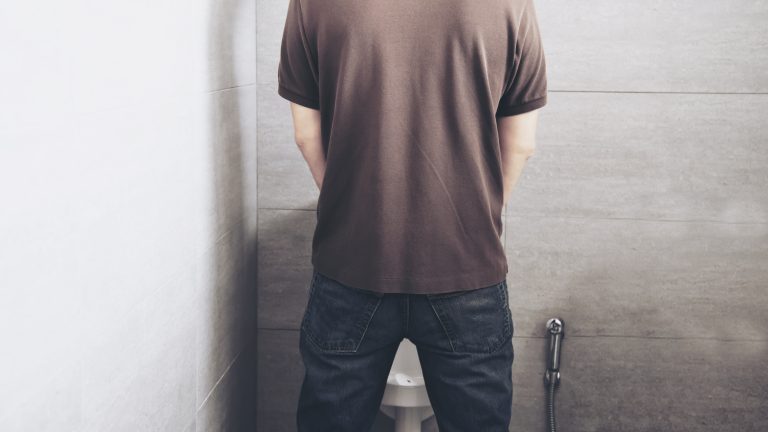 Urologista revela quantas vezes você deve urinar por dia de acordo com a sua idade