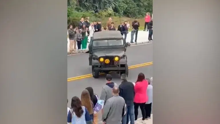 Vídeo assustador mostra jipe militar desgovernado atropelando pessoas em desfile do 7 de Setembro