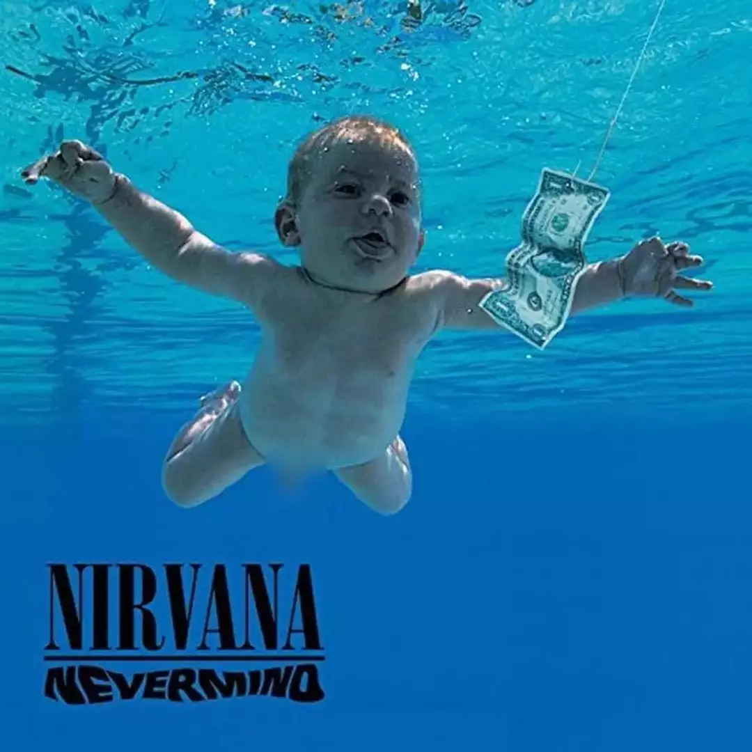 O Nirvana vence processo pela segunda vez após homem afirmar que a capa de um álbum famoso promove abuso sexual infantil A capa do álbum Nevermind do Nirvana mostra Spencer, com quatro meses de idade, nadando debaixo d’água (DCG/Kirk Weddle)