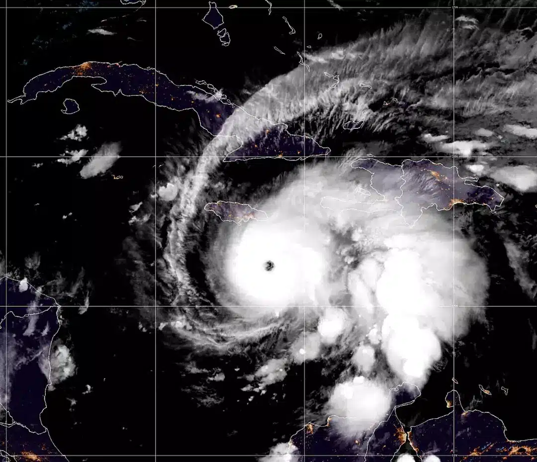 Vídeo arrepiante registra o momento em que um piloto entra no olho do furacão Melissa enquanto a "tempestade do século" se aproxima da Jamaica A “tempestade do século” está prestes a devastar a Jamaica